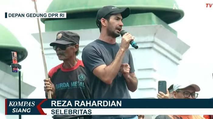 Momen Reza Rahardian dan deretan artis ikut demo kawal putusan MK di Gedung DPR RI hari ini, Kamis (22/8/2024).