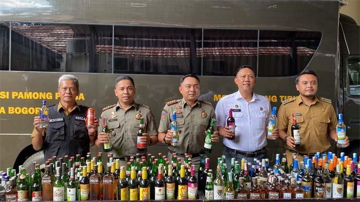1.890 botol minuman keras (miras) beralkohol dari berbagai merek dimusnahkan oleh Satuan Polisi Pamong Praja (Satpol PP) Kota Bogor, pada Senin (8/7/2024).