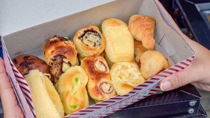 Roti dengan ukuran mungil ini memang paling cocok jadi buah tangan bila kamu berkunjung ke Kota Hujan, kuliner Bogor Roti Unyil ini paling ramai dikunjungi wisatawan