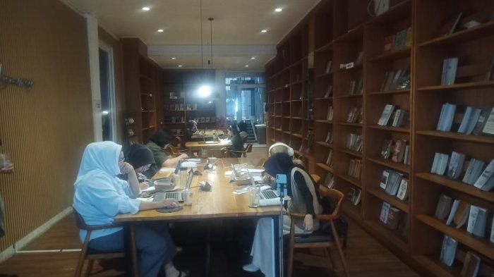 Area ruang belajar di CIL Space Bogor. Suasananya tenang sehingga belajar atau bekerja lebih konsentrasi, ditambah bisa sambil menyeruput kopi.