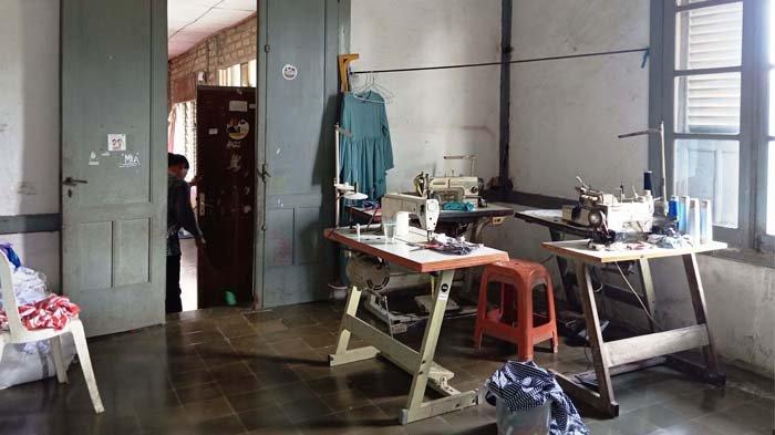 Penampakan rumah dari abad ke-18 yang berdiri di Desa Cisalada, Kecamatan Cigombong, Kabupaten Bogor, Kamis (18/4/2024).