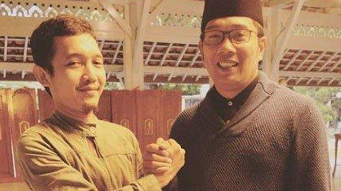 Terungkap alasan pak guru Sabil Fadillah dipecat dari sekolah SMK Telkom Cirebon. Ternyata bukan cuma gara-gara kritik Ridwan Kamil