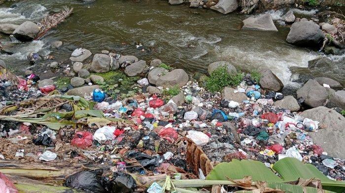 Sampah Tercecer di Sungai Ciliwung, Kampung Cipari Kareo, Desa Batu Layang, Kecamatan Cisarua, Kabupaten Bogor, Selasa (22/8/2023).