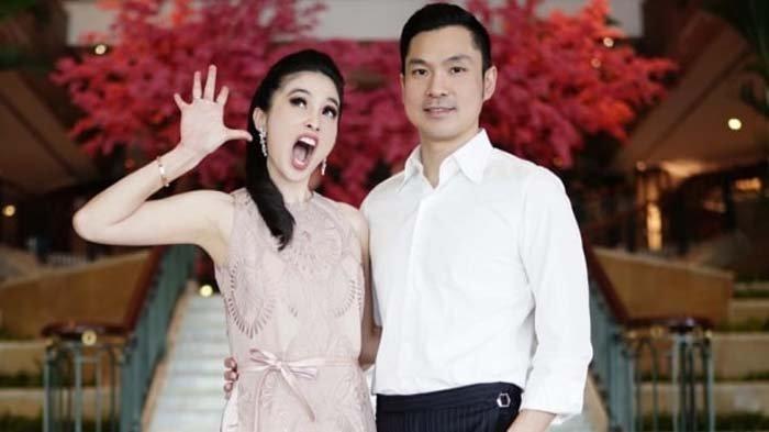 DERITA SANDRA DEWI: Tangkapan layar kebersamaan Sandra Dewi dengan sang suami, Harvey Moeis. Derita Sandra Dewi jadi sorotan, belasan tahun menanti jodoh, kini terancam ditinggal lama setelah Harvey Moeis divonis 20 tahun penjara.