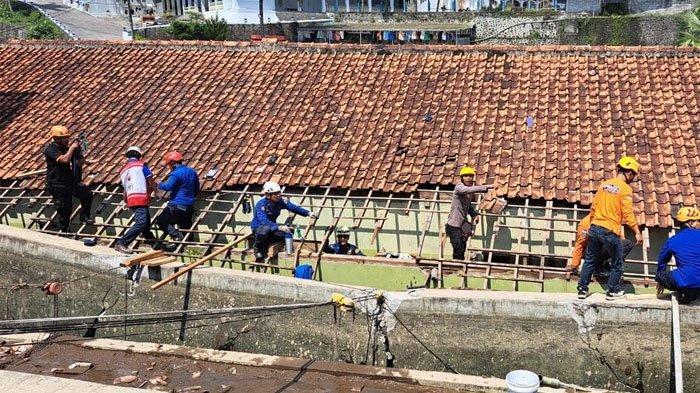 SANTRI GONTOR MENINGGAL: Tangkapan layar sosok ustaz bernama Ismail yang mengungkap detik-detik empat santri Ponpes Gontor meninggal dunia tertimpa tembok reruntuhan dari tandon air. Insiden terjadi jelang sholat jumat pada 25 April 2025 kemarin pukul 10.30 Wib.