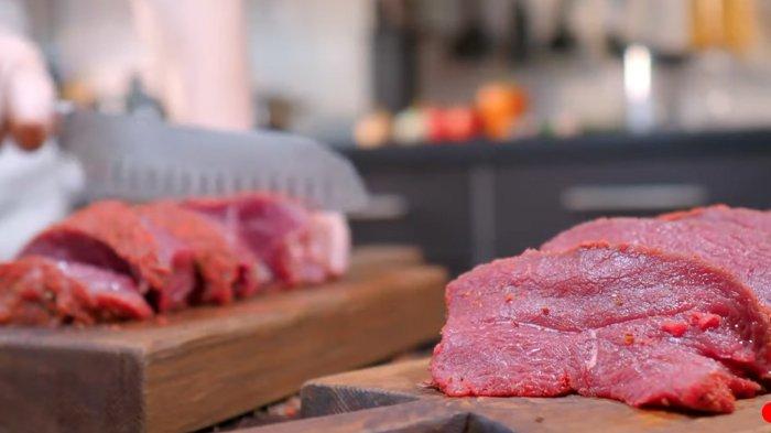 Intip tips dan trik cara membuat steak dari daging kurban Idul Adha. Hasilnya daging akan empuk mirip seperti steak di restoran mahal.
