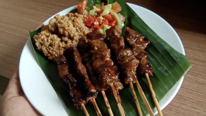 KULINER Bogor - Sate Maranggi Babap disajikan bersamaan dengan sambal tomat dan oncom. Menu favorit yang wajib dicoba yaitu Sate Maranggi.