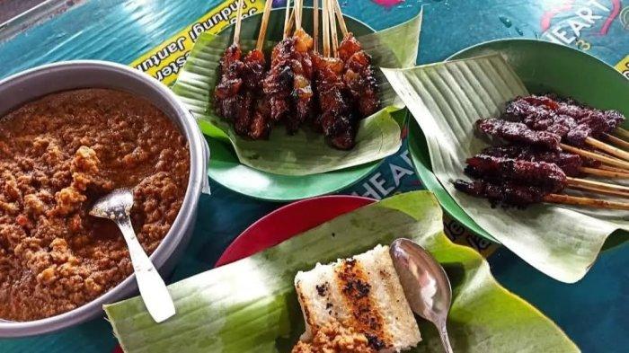Sate Maranggi Sari Asih semakin nikmat dengan pelengkap nasi atau ketan yang dicocol ke sambal oncom. Lokasinya yang berada Jalan Raya Pacet, Cisarua, Bogor.