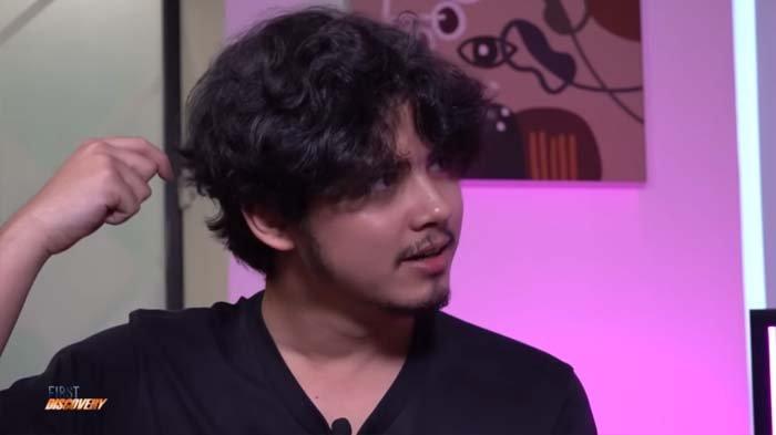 Aliando Syarief akhirnya blak-blakan terkait penyakitnya. Ternyata Aliando Syarief sakit karena pengaruh sosok terdekatnya. Sosok ini yang memaksa Aliando Syarief utnuk terus bekerja agar mendapatkan uang