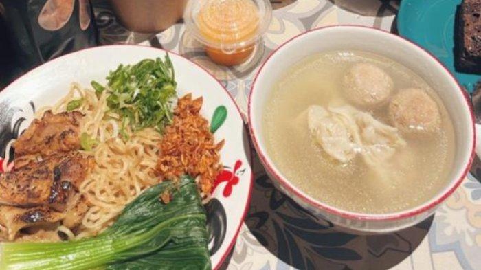 Sedjuk Bakmi & Kopi tempat kuliner Bogor yang letaknya hidden gem. Bangunannya cukup besar dari luar dengan desain yang unik dan estetik.