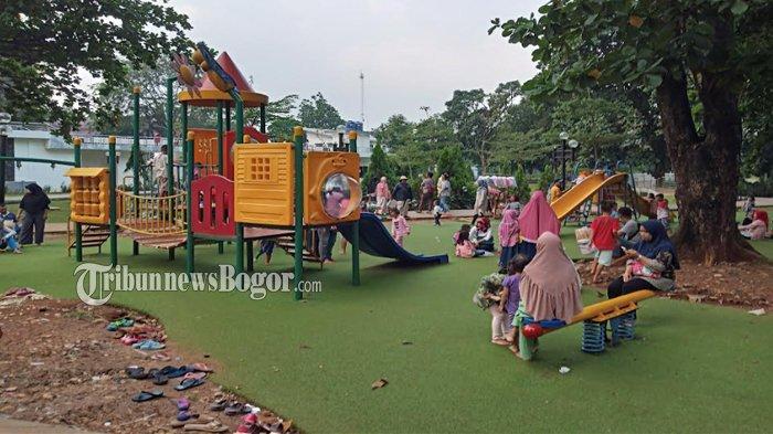 Menikmati permainan di Taman Cibinong Situ Plaza, cocok menjadi rekomendasi tempat wisata Bogor yang ramah anak serta bisa di kunjungi oleh segala usia.