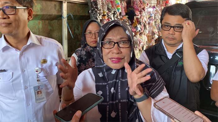 Sekretaris Daerah (Sekda) Kota Bogor Syarifah Sofiah melihat gunungan sampah di Pasar Bogor, Rabu (19/6/2024).