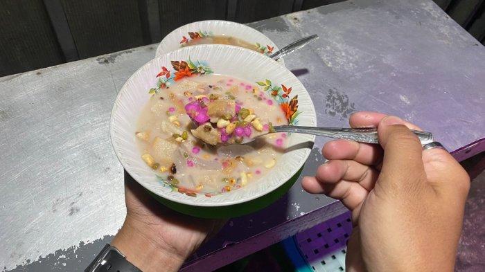 KULINER BOGOR - Keistimewaan Sekoteng Anget Asgar ini terletak pada kuah jahenya yang tidak terlalu pedas, namun cukup kuat untuk menghangatkan tubuh di tengah dinginnya malam Kota Bogor.