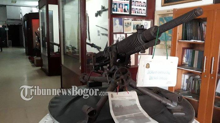 Koleksi yang dapat kamu temukan di tempat wisata Museum Perjuangan Bogor berupa macam-macam senapan yang digunakan para pejuang saat merebut kemerdekaan.