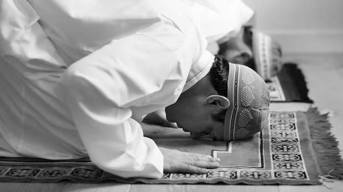 Simak penjelasan Buya Yahya soal hukum dalam islam sholat tapi menutup mata alias merem demi khusyuk.