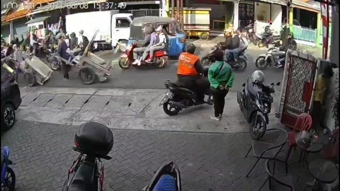 Tangkapan layar rekaman CCTV menyorot ulah penyiraman air keras dilakukan kelompok pelajar di Jalan Pisangan Lama III, Pulogadung, Jakarta Timur, Selasa (8/8/2023) (Istimewa)