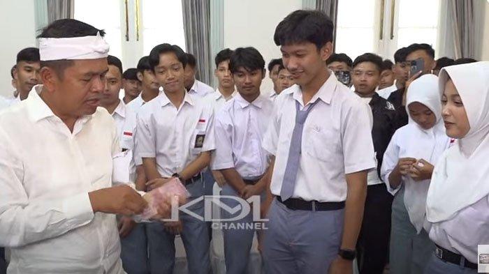 PELAJAR BOGOR DIMODALI KDM: Tangkapan layar sosok siswa SMK Al Amin di Bogor dikasih modal uang jutaan rupiah oleh Dedi Mulyadi. Alasannya karena sang Gubernur Jabar dengan sosok sang pelajar.