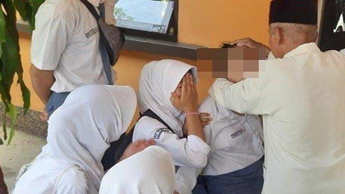 Viral momen puluhan siswi SMAN 2 Palembang disebut mengalami kesurupan massal, Senin (23/10/2023). Guru mengungkap kejadian awal kesurupan tersebut