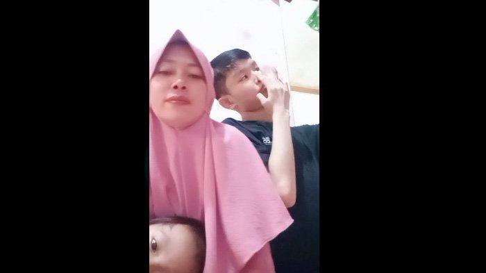 Siti TKI mengurai cerita detik-detik kepulangan Sha Wang setelah lebaran haji. Siti tampak pilu melihat anak majikan disabilitas yang 10 tahun diasuhnya mendadak murung