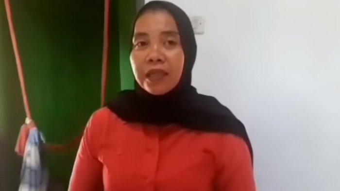 Siti Mauliah, wanita asal Bogor mengurai beda ciri bayi tertukar yang diasuhnya dengan anak kandung yang pertama kali ia gendong setelah lahir
