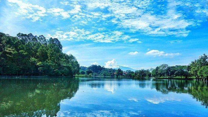 Rekomendasi tempat wisata di Bogor yang hits tapi murah, sehingga wajib dikunjungi. Salah satunya Situ Gede di Cilubang Malang, Bogor Barat, Kota Bogor.