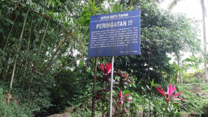 Rekomendasi tempat wisata Bogor ini menyimpan situs berupa batu berukuran besar dan di atasnya terdapat bekas telapak kaki orang dewasa.
