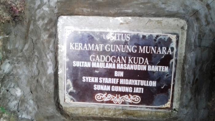 Prasasti yang ada di Gunung Munara, Kampung Sawah, Kecamatan Rumpin, Kabupaten Bogor.