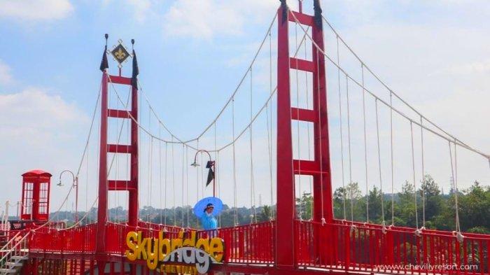 Salah satu tempat wisata di Bogor, Chevilly Resort & Camp memiliki Skybridge yang dapat menguji adrenalinmu.