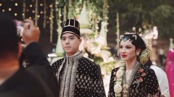 NGUNDUH MANTU AL GHAZALI: Tangkapan layar postingan Momo Geisha membagikan momen saat unboxing souvenir Ngunduh Mantu Al dan Alyssa, Kamis (19/6/2025). Terungkap souvenir Ngunduh Mantu pernikahan Al Ghazali dan Alyssa Daguise yang digelar Ahmad Dhani tanpa sponsor. Isinya sempat bikin artis yang datang yakni Momo Geisha bingung.