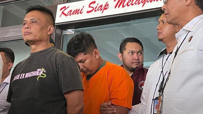 Calon anggota legislatif (caleg) DPR Kabupaten Aceh Tamiang dari PKS, Sofyan, yang terlibat peredaran narkoba jenis sabu 70 kilogram, di Bareskrim Polri, Jakarta, Senin (27/5/2024).