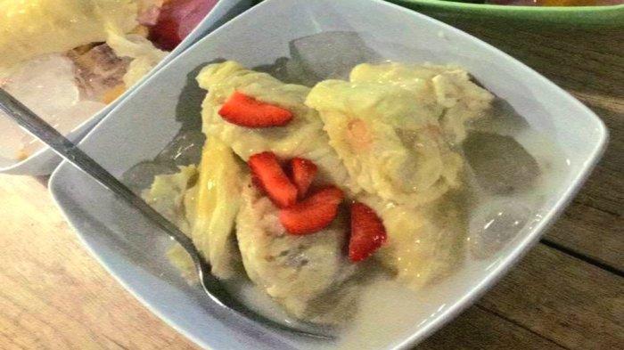 Kuliner Bogor Sop Buah Pak Ewok, salah satu menu yang tersedia yakni sop durian, disajikan dengan beberapa irisan strawberry di atasnya beserta kuah manis dengan cita rasa menyegarkan.