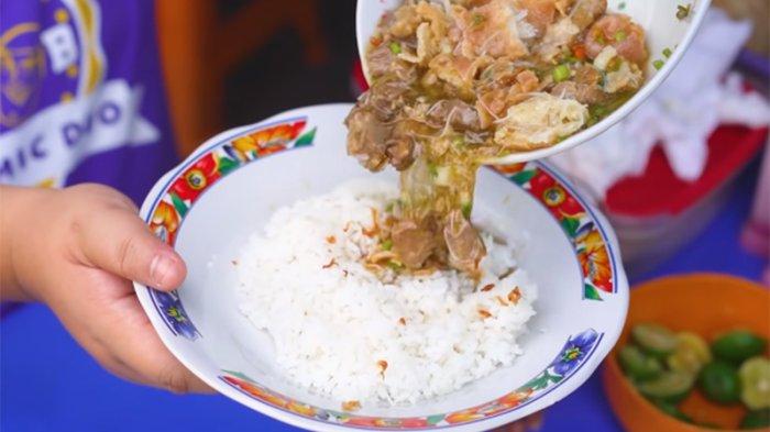 Soto Mang Bonin sekilas seperti soto mie. Namun kuliner Bogor ini tidak memakai mie dan kol, hanya daging dan keroket yang disiram kuah kaldu.