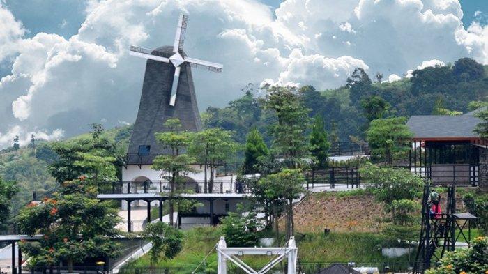 Spot foto yang tidak boleh dilewatkan di tempat wisata ini adalah kincir angin The Nice Funtastic Park di Cianjur.