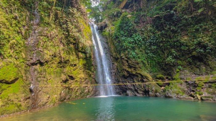 Suasana asri di tempat wisata Curug Kondang Bogor, masih alami di lokasi tersembunyi kawasan Taman Nasional Gunung Halimun Salak.