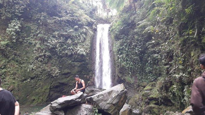 Curug Kondang, tempat wisata Bogor yang tawarkan keindahan alam. Airnya yang segar dan udara sejuk bikin pengunjung betah.