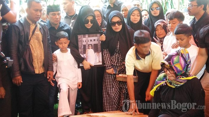 Syahrini tampak mengantar sang kakak Ridwan Zaelani ke tempat peristirahatan terakhirnya, di TPU Blender, Rabu (26/9/2018).