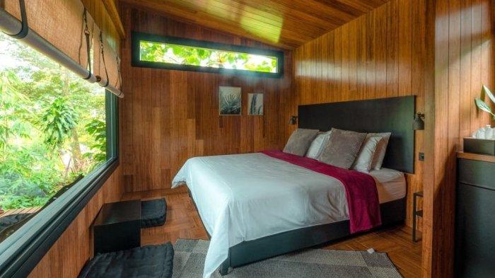 Pemandangan hutan dari depan pintu dan jendela akan langsung terlihat jika menginap di Cabinite Sentul Bogor.