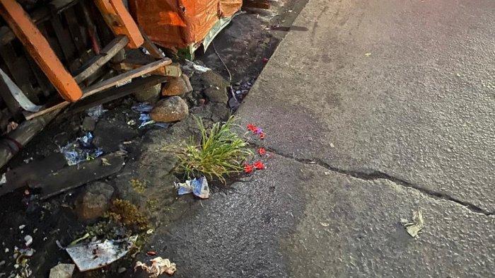 Taburan bunga di lokasi tewasnya pelajar SMK di Pasar Lama Ciampea, Kecamatan Ciampea, Kabupaten Bogor, Jumat (1/12/2023). (Muamarrudin Irfani).