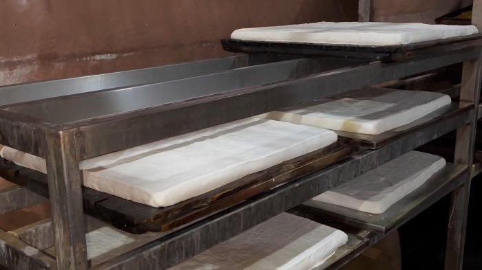 UMKM BOGOR - Pabrik Tahu Bandung Raos 2 di Bogor memproduksi tahu secara tradisional dengan bahan alami tanpa pengawet. Tahu yang telah dicetak diletakkan di rak besi untuk didinginkan sebelum didistribusikan ke warung, pasar, dan pedagang keliling.