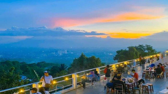 Taman Fathan Hambalang, tempat wisata di Bogor yang menyuguhkan pemandangan indah Gunung Salak dan kota Bogor.