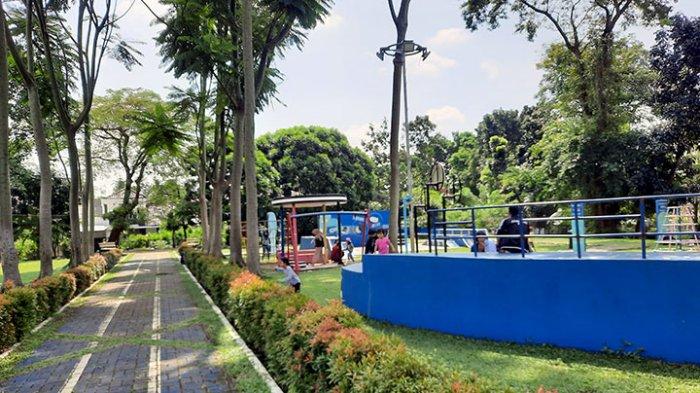Kamu bisa ajak orang tersayang piknik ke tempat wisata ini sambil menghirup udara segar khas Bogor. Salah satunya Taman Heulang.