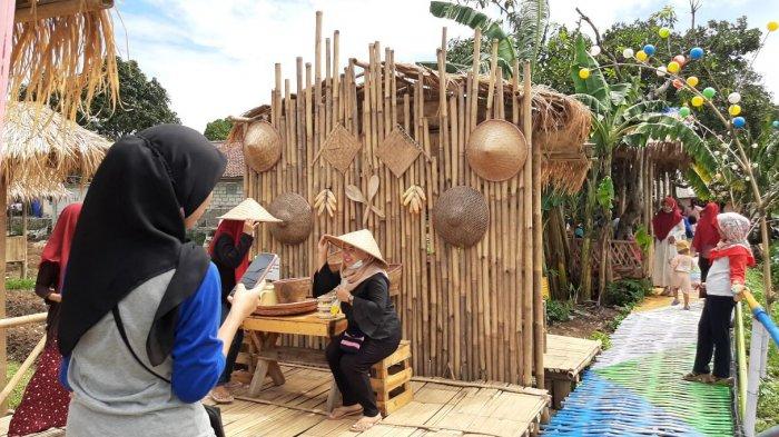 Taman Sampora Legok Bogor menjadi daya tarik tempat wisata bagi masyarakat yang senang melakukan foto selfie.