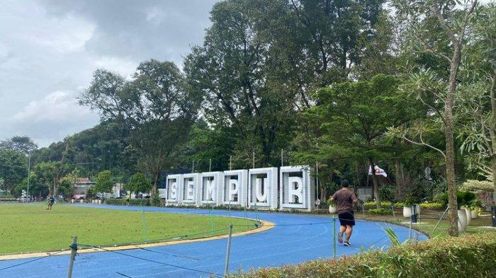 Beragam wahana permainan dan olahraga ada di tempat wisata Taman Sempur Bogor ini, untuk masuknya pun gratis hanya membayar parkir jika membawa kendaraan.