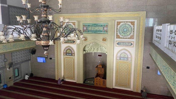 SEJARAH ISLAM BOGOR - Masjid Raya Bogor memiliki desain yang sama dengan Masjid Istiqlal Jakarta, bagunannya memiliki dua lantai untuk jemaah. Masjid Raya Bogor menjadi salah satu masjid terbesar di Bogor karena bisa menampung lebih dari 2000 jemaah.
