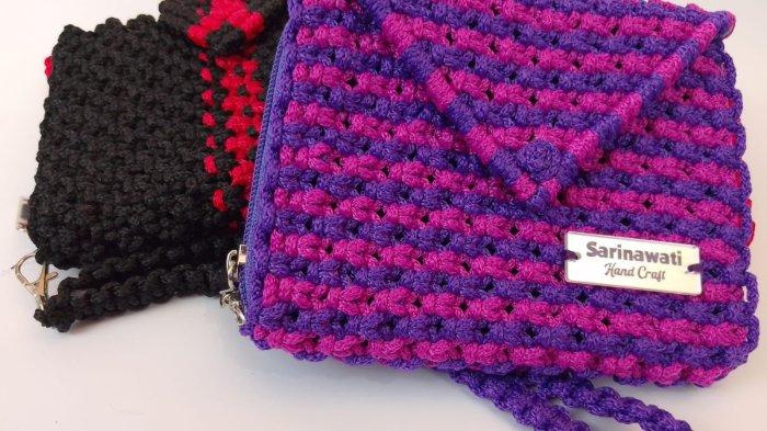 UMKM BOGOR - Tas rajut dari Sarinawati Handcraft, bisnis kerajinan tangan yang berdiri sejak September 2020. Dibuat dengan tali kur berkualitas tinggi, tas ini memiliki desain unik, tahan lama, dan tersedia dalam berbagai warna serta model sesuai permintaan pelanggan.