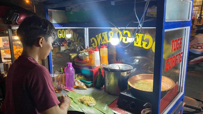 KULINER BOGOR - Salah satu pedagang toge goreng di kawasan Jembatan Merah, Kota Bogor. Masih disajikan secara tradisional dengan menggunakan daun patat.