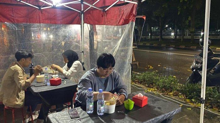KULINER BOGOR - Torakku Ramen memiliki tempat makan tendaan dan lesehan, tempatnya juga sangat cocok untuk dijadikan tempat kumpul dengan teman atau ngedate bareng pasangan saat malam hari.