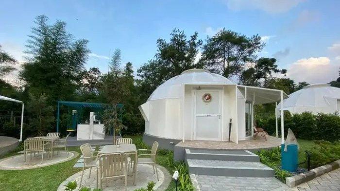 Rekomendasi hotel di Bogor yang cocok untuk healing, salah satunya Teras Bhumi Glamping. Fasilitas yang disedikan cukup lengkap layaknya menginap di hotel seperti bathtub dan kamar yang nyaman.