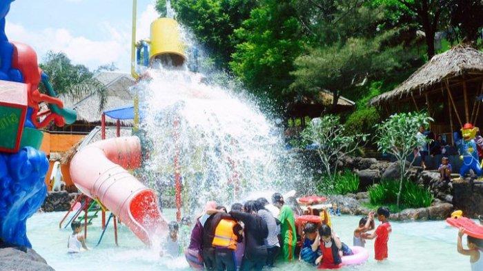 Saat liburan, jangan lupa kunjungi tempat wisata Bogor ini demi menikmati segarnya guyuran ember tumpah di Tirtania Waterpark.
