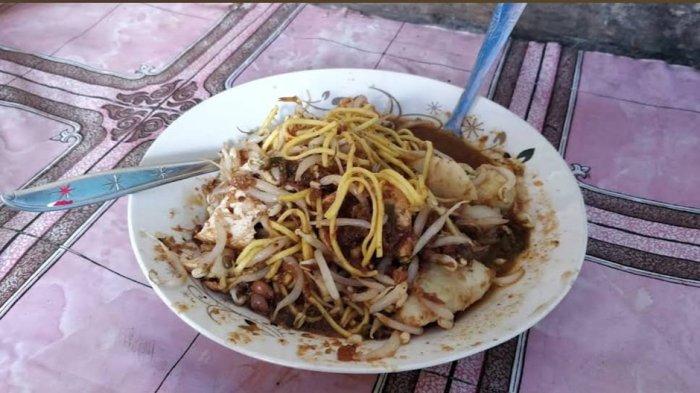 Salah satu kuliner Bogor yang sudah berdiri sejak tahun 1940-an yaitu Toge Goreng H. Gebro.